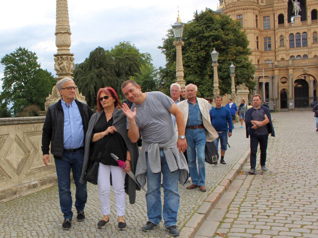 die Gäste beim Ausflug in Schwerin vor dem Schloss